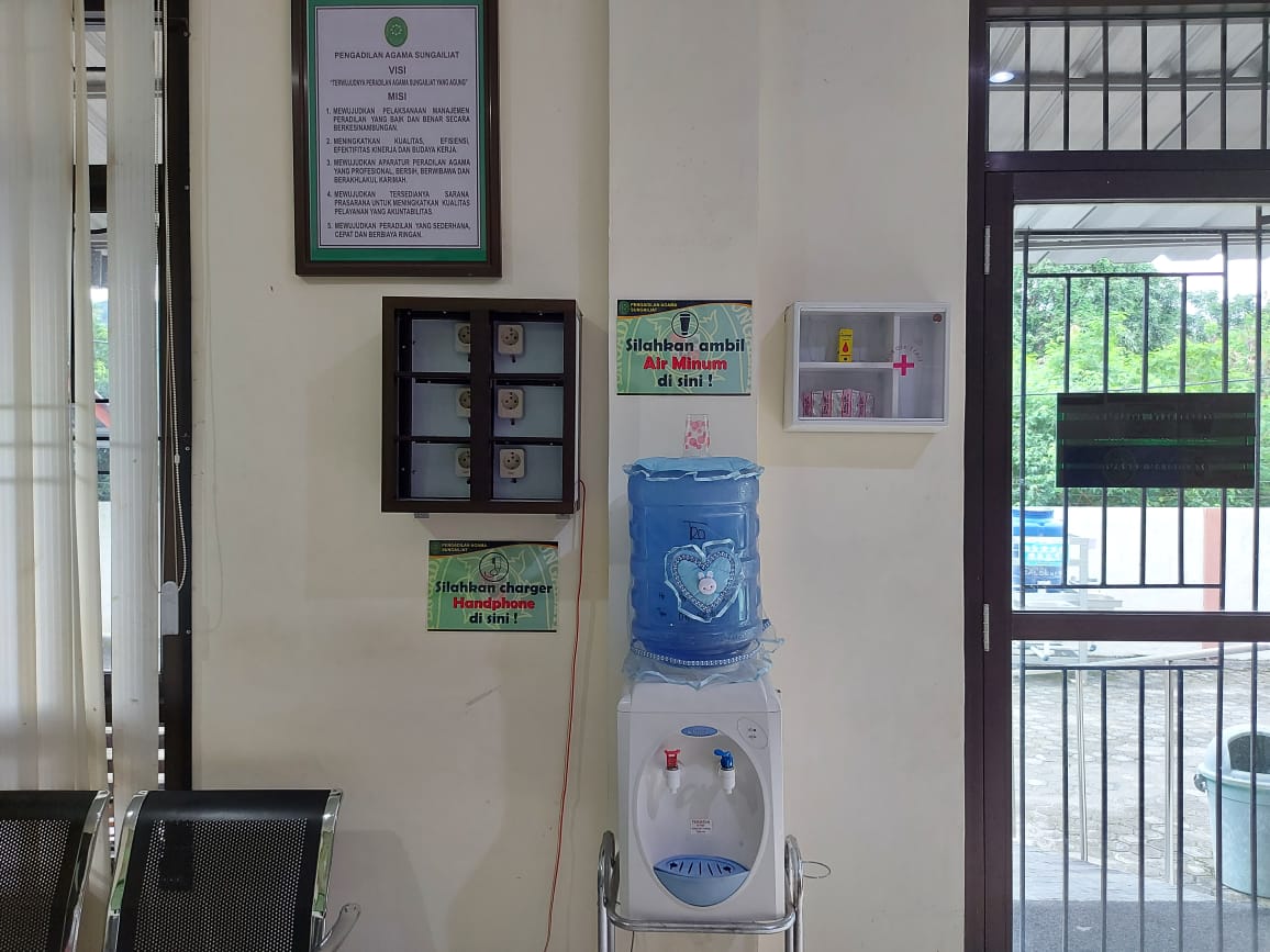 Fasilitas air minum P3K dan Slot Charger